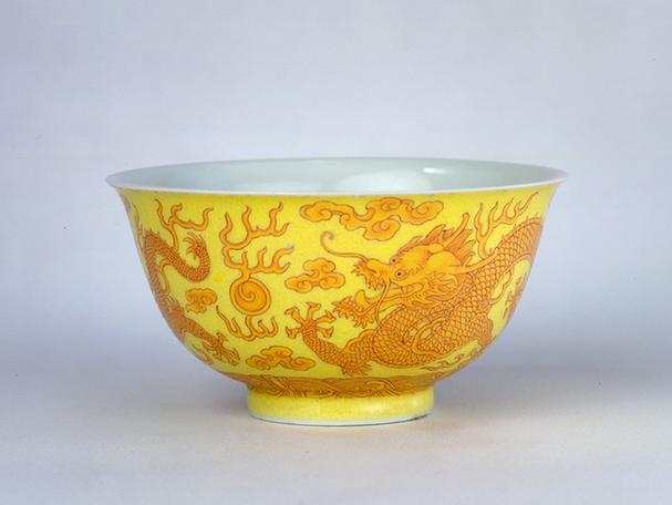 雍正款珐琅彩黄地云龙纹碗