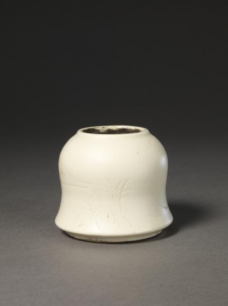 德化窑白釉刻花山水纹水丞