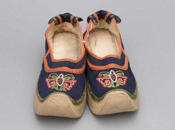 蓝色缎盘绦蝴蝶纹皂鞋