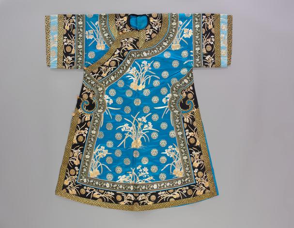 品月色缎平金银绣水仙团寿字纹单氅衣