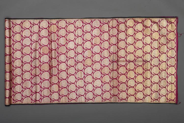 玫瑰紫色地大胡桃纹回回锦