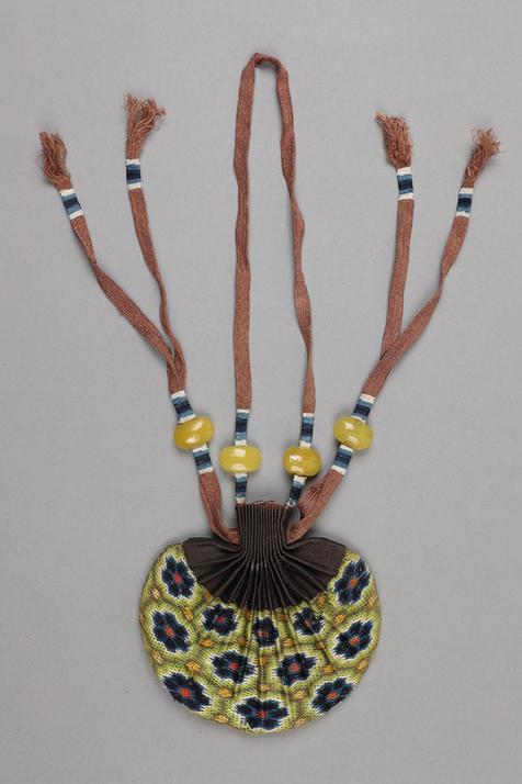 香色缎口铺绒朵花六角纹椭圆荷包