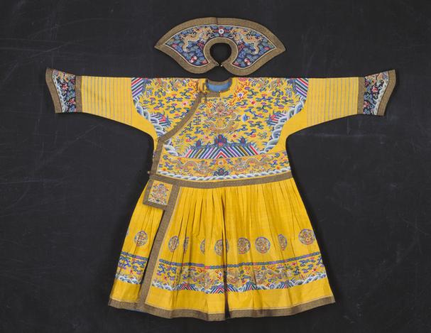 明黄色缂丝彩云金龙纹男夹朝袍