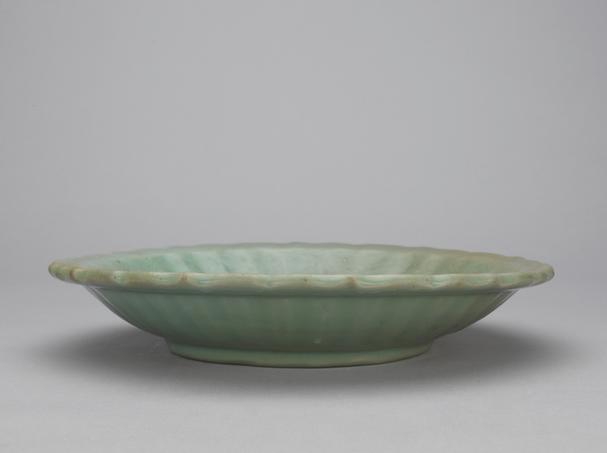 龙泉窑青釉刻花锦纹菱花式盘