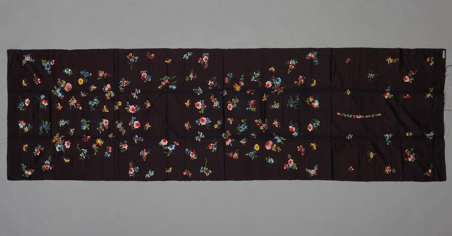 石青色缎绣花蝶纹袍料