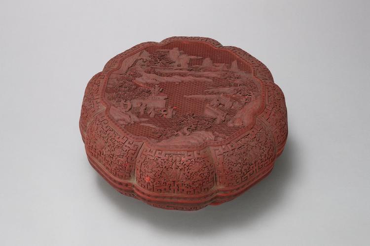 剔红山水人物图缠枝莲纹葵瓣式攒盒