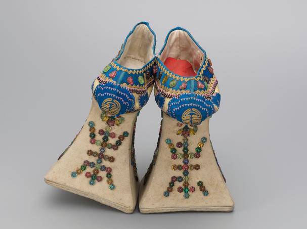 黄色缎绣蝴蝶纹嵌料珠花盆底夹鞋