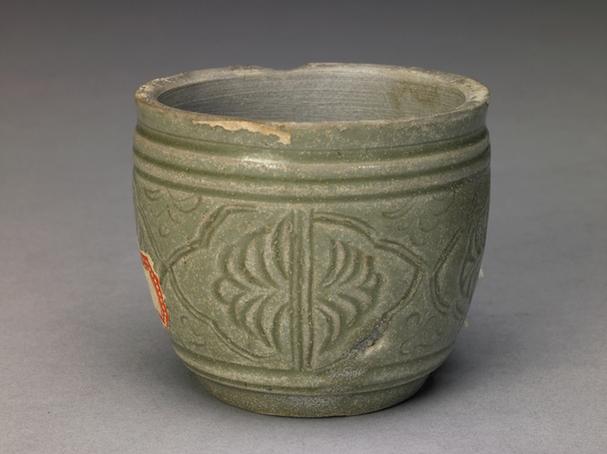 越窑青釉刻花小口罐