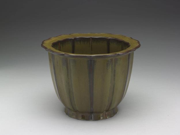 雍正窑 茶叶末莲花式花盆