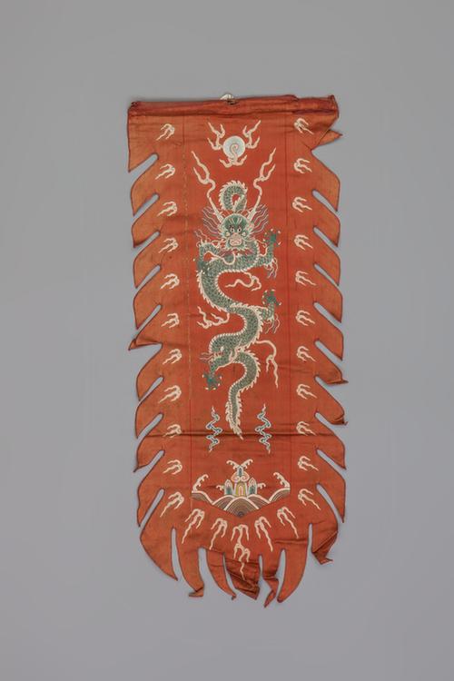 红色缎绣云龙海水江崖纹标枪旗