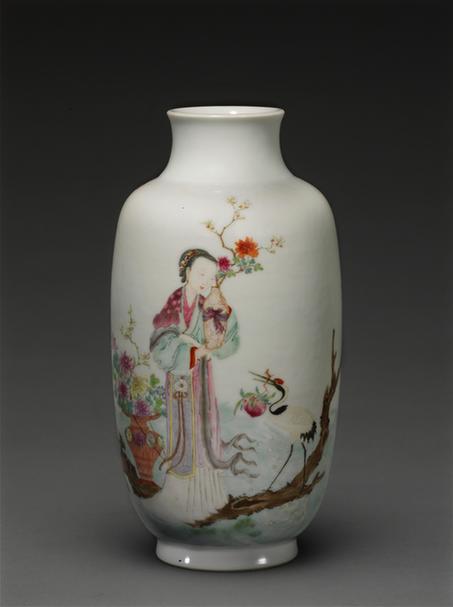 乾隆款粉彩仕女图灯笼瓶