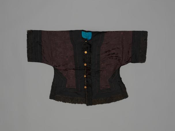 绛色江山万代纹暗花缎镶水獭皮对襟夹马褂