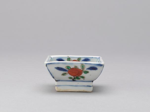 万历款五彩折枝花果纹长方碟