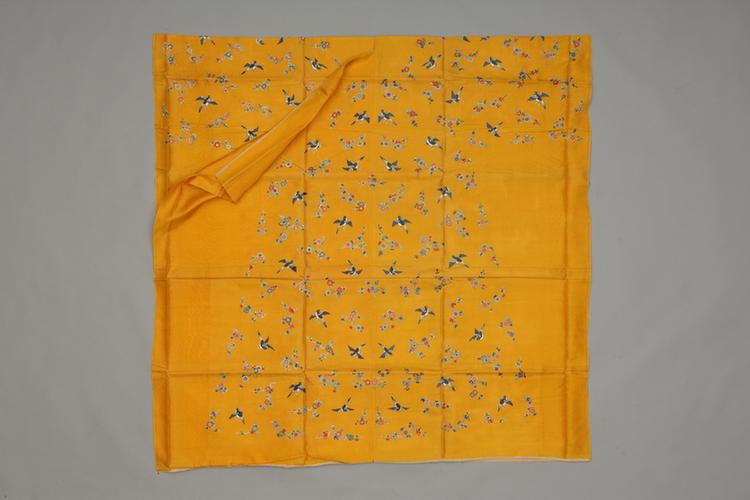 明黄色芝麻纱绣折枝鹊梅纹氅衣料