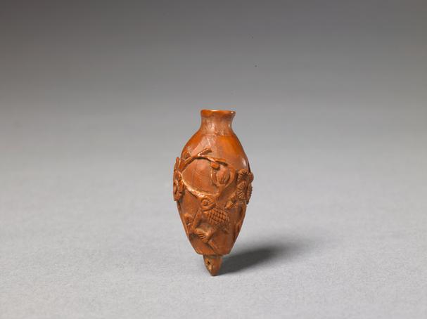 橄榄核雕花鸟纹小瓶