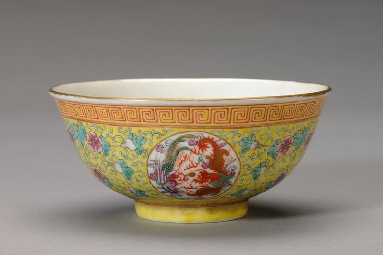 光绪款黄地粉彩开光龙凤纹碗