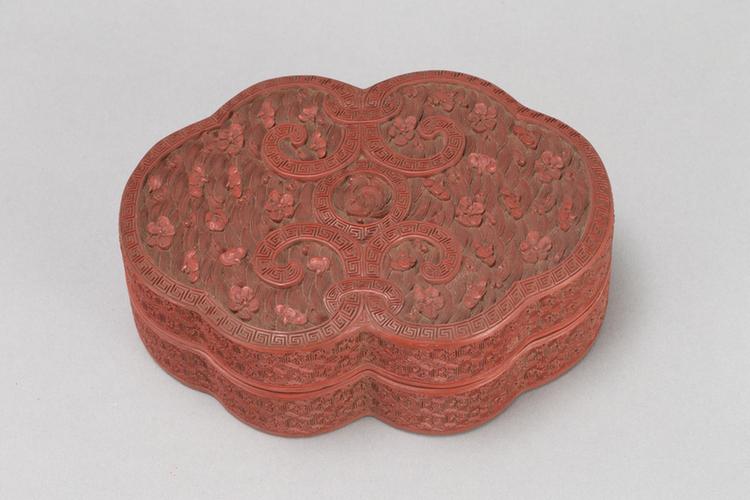 剔红落花流水纹如意式盒