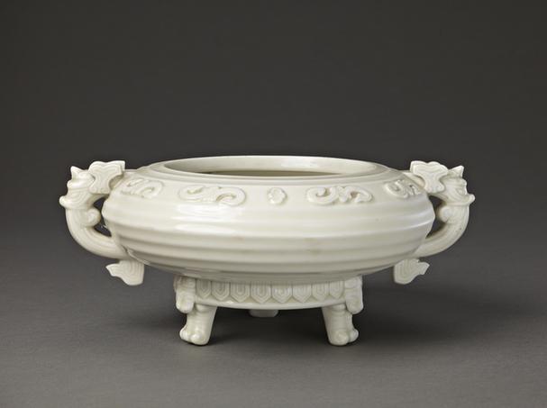 德化窑刻古铜纹龙耳兽足炉