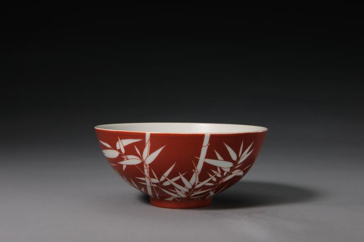 嘉庆款矾红地拔白竹纹碗