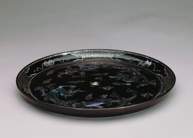 黑漆嵌螺钿云龙纹圆盘