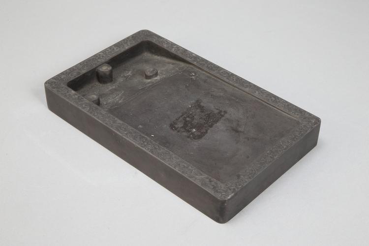 端石落花流水纹边长方砚