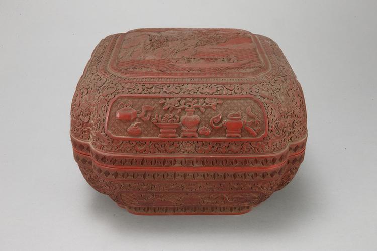 剔红人物图方形委角盒