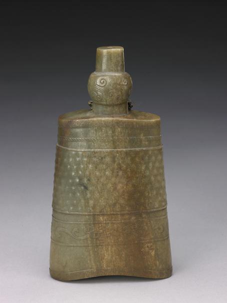 青玉夔凤乳丁纹钟