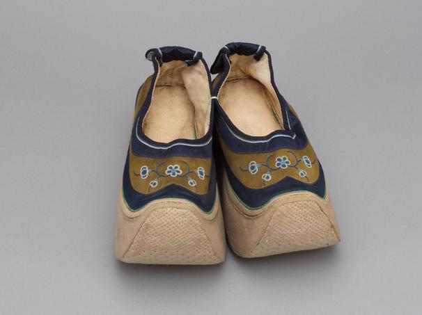 秋香色缎盘绦梅花纹皂鞋