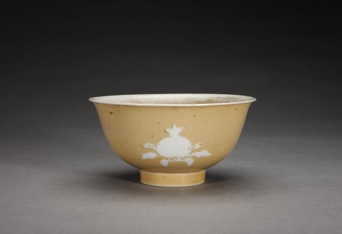 雍正款米黄釉暗划三果纹碗