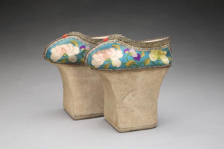 品月色缎钉绫牡丹纹高底棉鞋