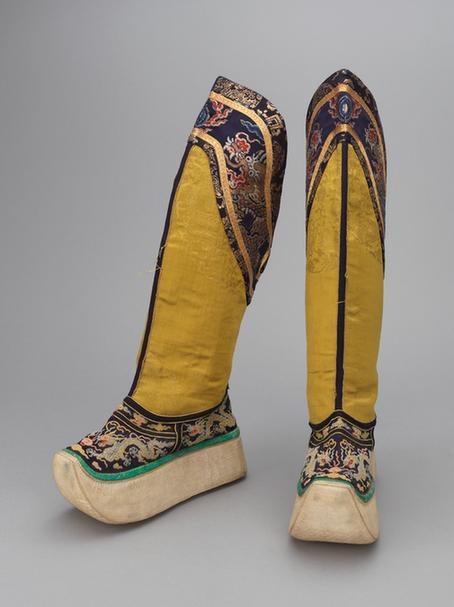 明黄色缎锁绣二龙戏珠纹皂靴