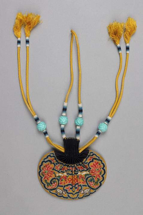 石青色缎口满纳菊花盘肠纹椭圆荷包