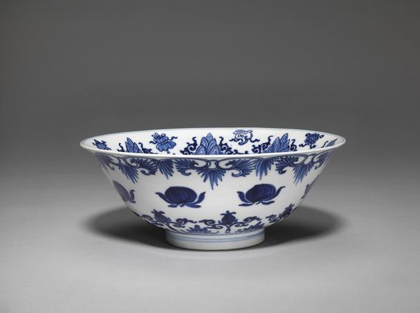 宣德款青花莲花桃实纹碗