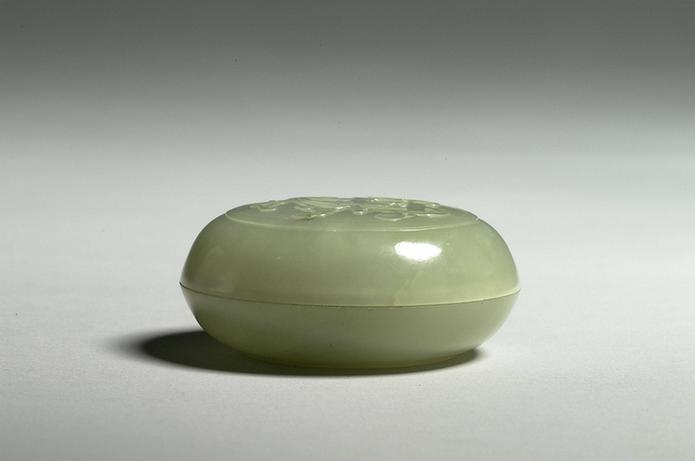 青玉番莲纹圆盒