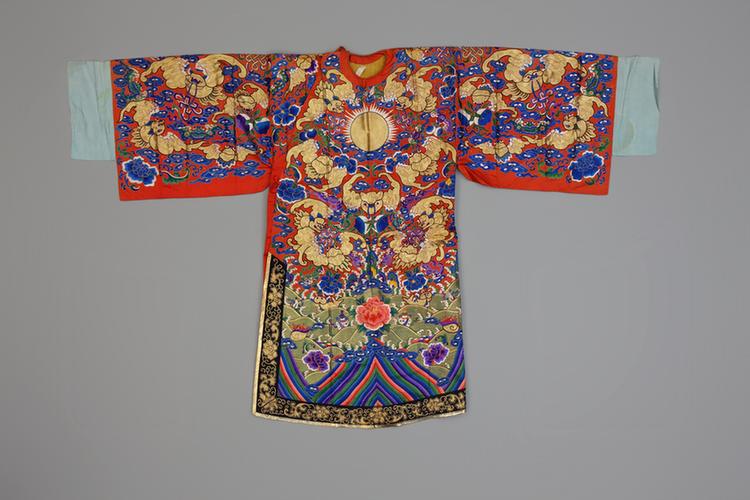 杏红色缎绣彩云八宝金蝠纹男蟒