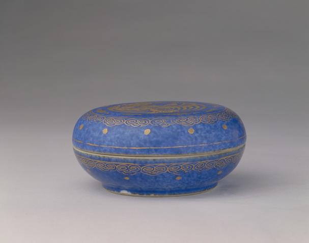 洒蓝地描金团凤纹盒