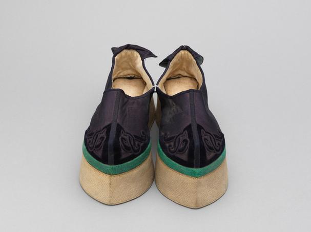 石青色缎补绒花卉纹头尖底鞋