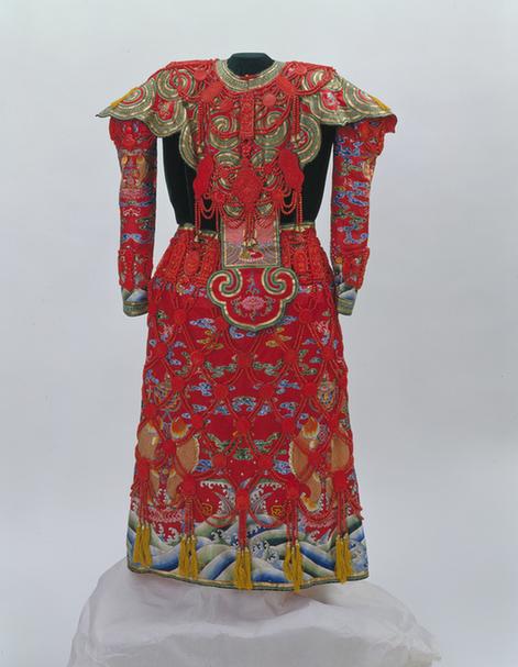 红色缎绣缀砗磲珠璎珞衣