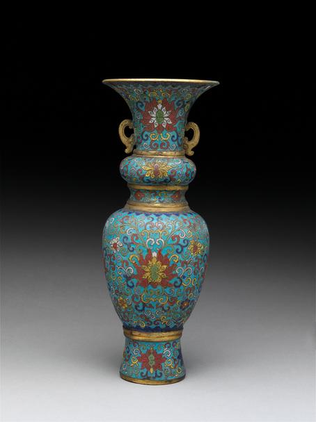 乾隆款掐丝珐琅勾莲纹双耳瓶