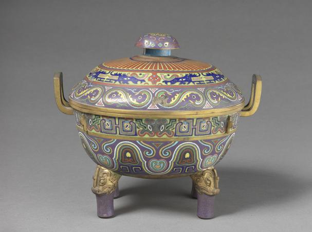 掐丝珐琅兽面纹双耳四足鼎