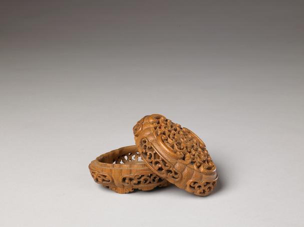 竹根透雕缠枝花纹盒