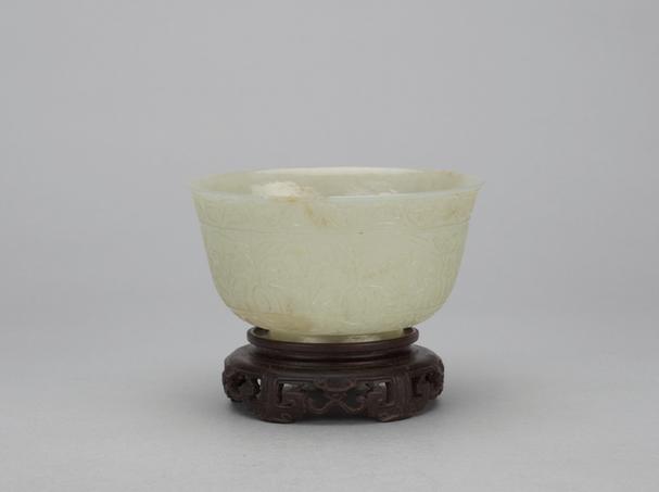 乾隆款痕都斯坦青玉缠枝花卉碗