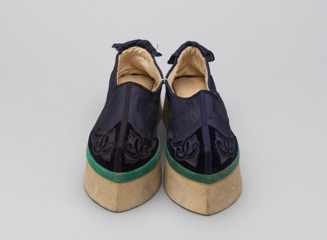 石青色缎补绒花卉纹头尖底鞋