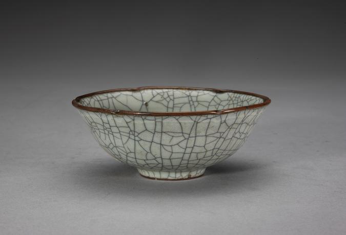 哥窑青灰釉葵口碗