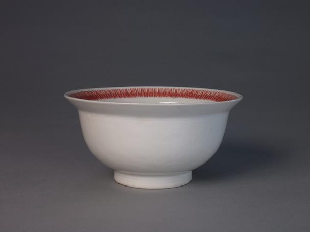 白地暗划云龙纹矾红彩蝠纹撇口碗