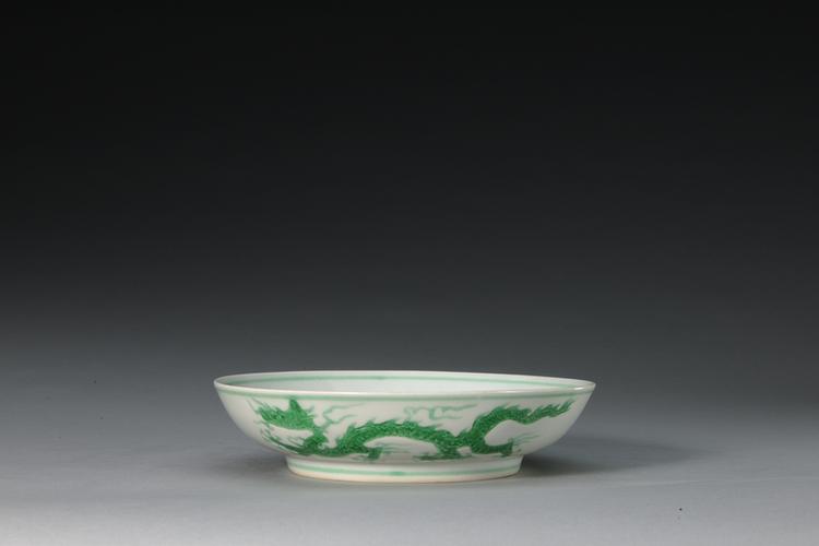 弘治款白地暗刻海水绿彩云龙纹盘