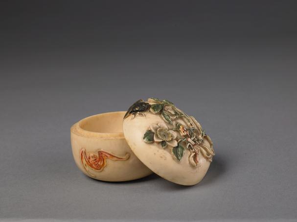 象牙染雕石榴蝴蝶图果式盒