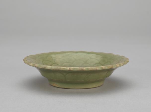 龙泉窑青釉刻水波纹菱花式洗