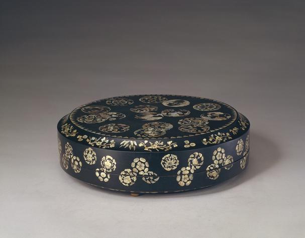 黑漆嵌螺钿团花纹圆盒