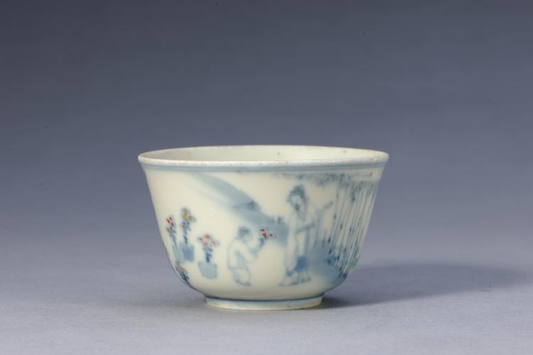 成化款淡描青花加彩人物图杯